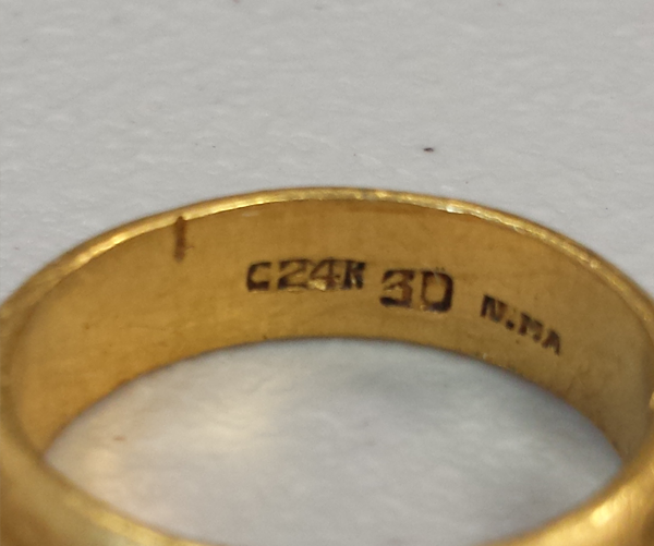کد نوشته شده روی انگشتر طلا (1)