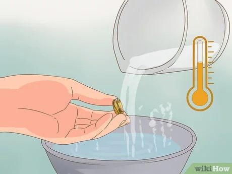 استفاده از آب جوش برای از بین بردن خط و خش طلا در خانه 
